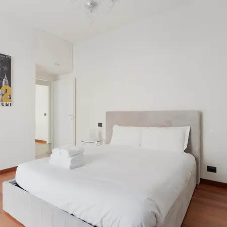Guesthost - Lorenteggio Charming Flat Mediolan