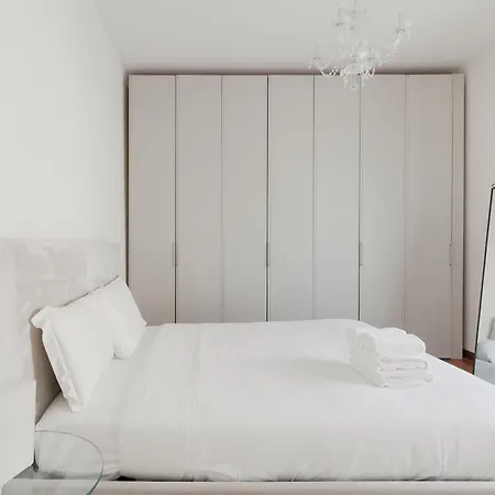 Guesthost - Lorenteggio Charming Flat Appartement