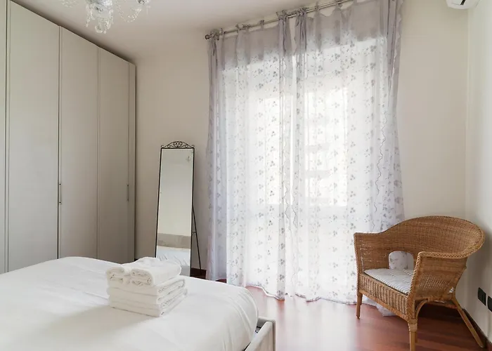 Apartment Guesthost - Lorenteggio Charming Flat *